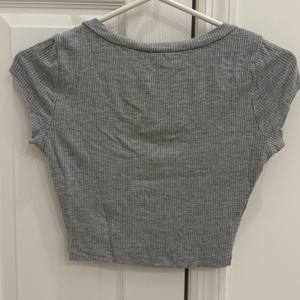Gray Ribbed V-Neck Crop Top. Size small - Picture 3 of 3